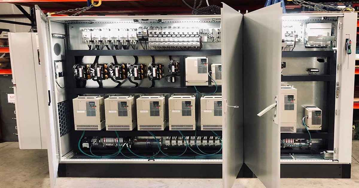 در راهنمای نصب اینورتر روی پمپ، اولین مرحله آمادهسازی محل نصب است.